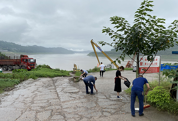 忠縣分公司黨支部開展開展“美麗港區(qū)，黨員在行動(dòng)”志愿服務(wù)活動(dòng)2_副本.jpg